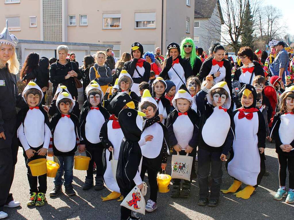 Die Jungen und Mdchen des Kindergartens Weizenkorn stellten sich zusammen mit  ihren Erzieherinnen in lustigen Pinguinkostmen vor.