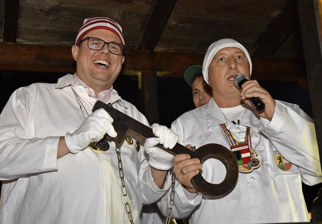 Den  Rathausschlssel bergibt Brgerm...s Benz an Narrenmeister Ralf Gentner.   | Foto: Heinz Vollmar