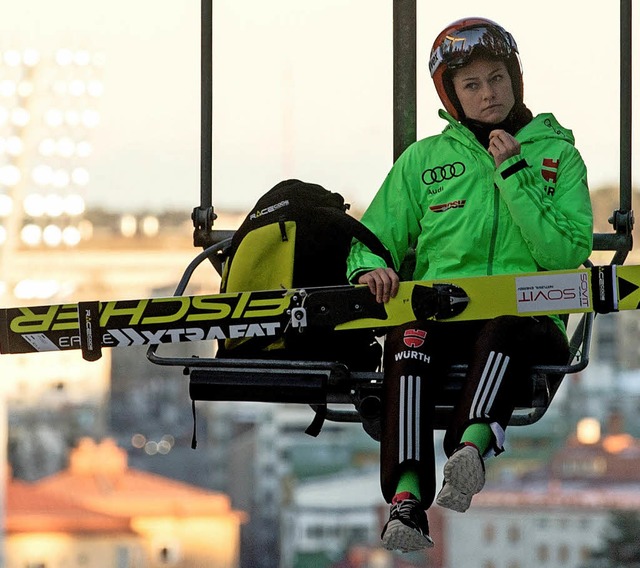 Carina Vogt im Lift Richtung Schanze  | Foto: dpa