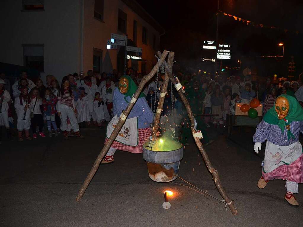 Rheinhausen: Die Rheinwaldhexen tanzten um einen brodelnden Hexenkessel