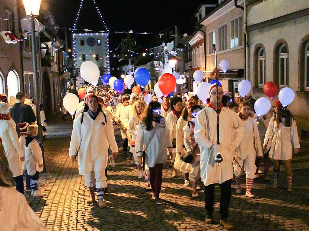 Schmutzige Dunschdig in Endingen: Tausende Hemdglunker - und der Spielmannszug vorneweg.