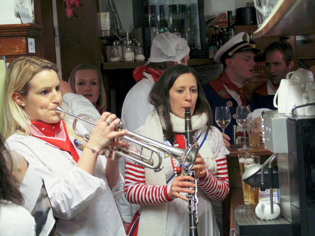 Schmutzige Dunschdig in Endingen: Ausgelassen feiern die Narren mit viel Musik in den Lokalen der Stadt.