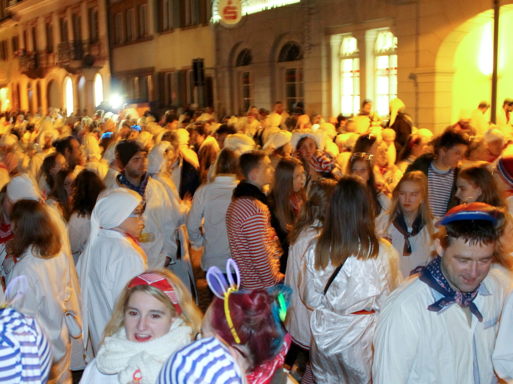 Schmutzige Dunschdig in Endingen: Ausgelassene Stimmung in den Straen - natrlich auch bei den Zichftzern am Torli.