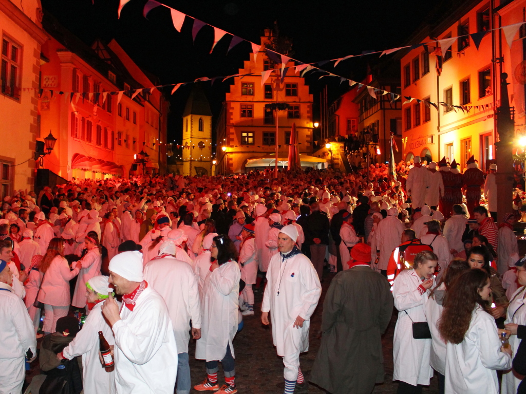 Schmutzige Dunschdig in Endingen: Tausende Hemdglunker feierten in den Straen, Lokalen und Bars.