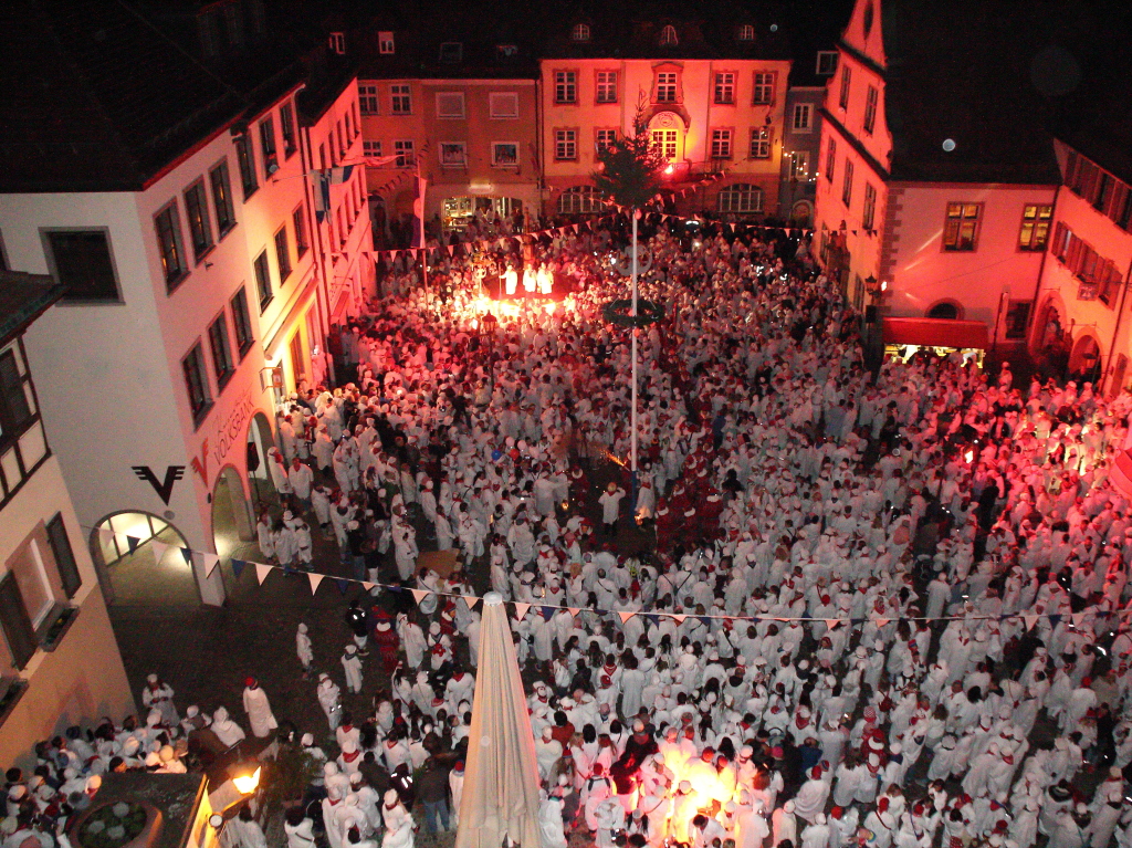 Schmutzige Dunschdig in Endingen: Tausende Hemdglunker bevlkern den Marktplatz.