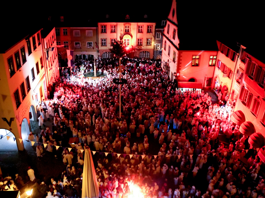 Schmutzige Dunschdig in Endingen: Der Marktplatz in Jokili-Rot und voller Hemdglunker, die sehnlich auf die Rckkehr des Jokili warten.