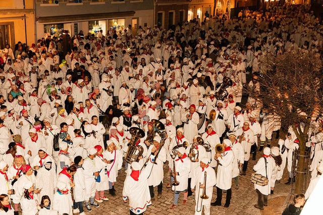 Mehr als 3000 Hemdglunker wohnten der Schlsselbergabe an die Narren bei.  | Foto: Gabriele Zahn