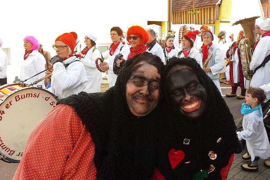 Endlich Fasnet: Zwulcher Hexen und Musik in Merdingen beim Kinderumzug. (Foto: Julius Wilhelm Steckmeister) Endlich Fasnet: Zwulcher Hexen und Musik in Merdingen beim Kinderumzug. (Foto: Julius Wilhelm Steckmeister)