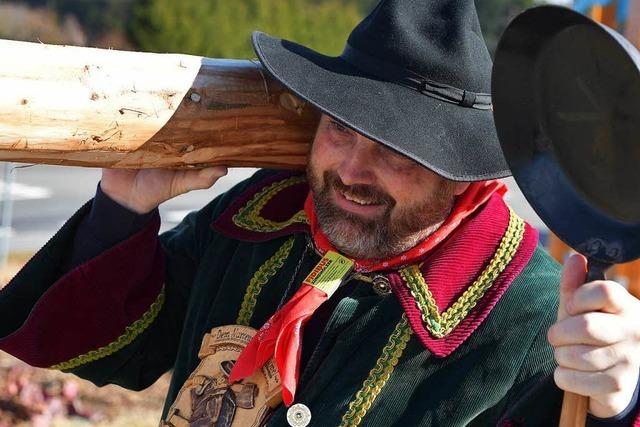 Narrenbaum in Holzschlag steht