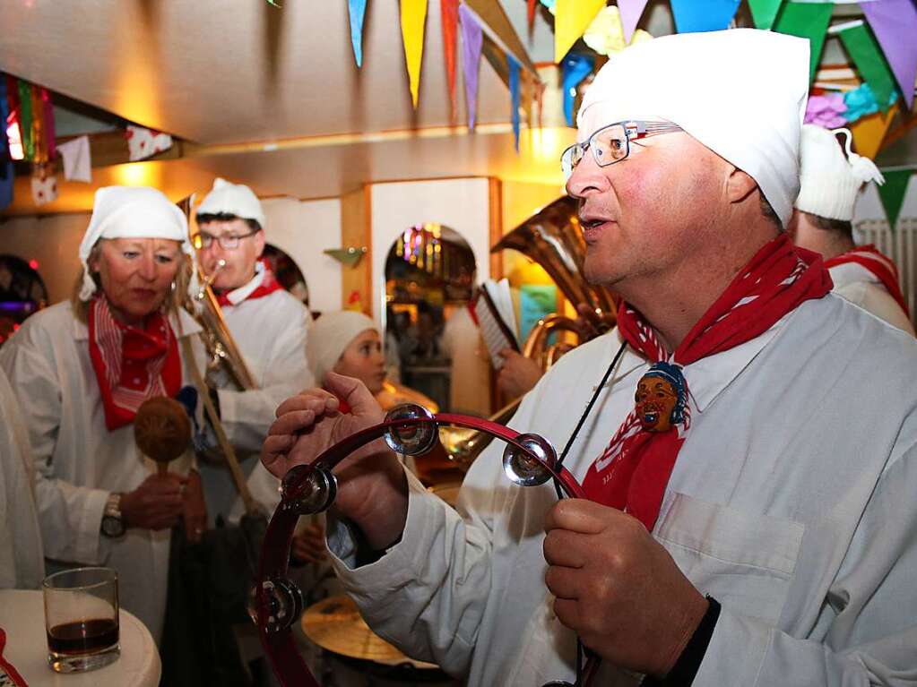 Ein jeder trgt was bei... das bewahrheitet sich bei der Hochstimmung am Hemdglunkerball einmal mehr, wenn alle Musiker fusionieren und das nrrische Volk in einen Freundentaumel strzt.