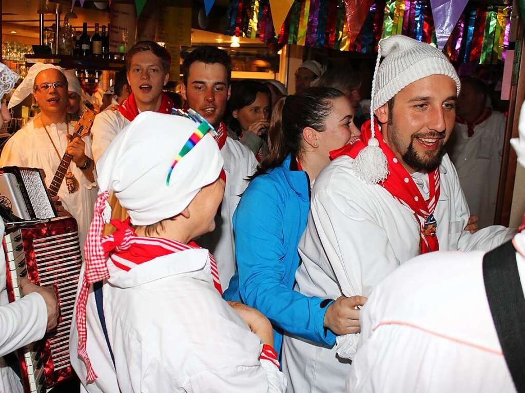 Ein jeder trgt was bei... das bewahrheitet sich bei der Hochstimmung am Hemdglunkerball einmal mehr, wenn alle Musiker fusionieren und das nrrische Volk in einen Freundentaumel strzt.