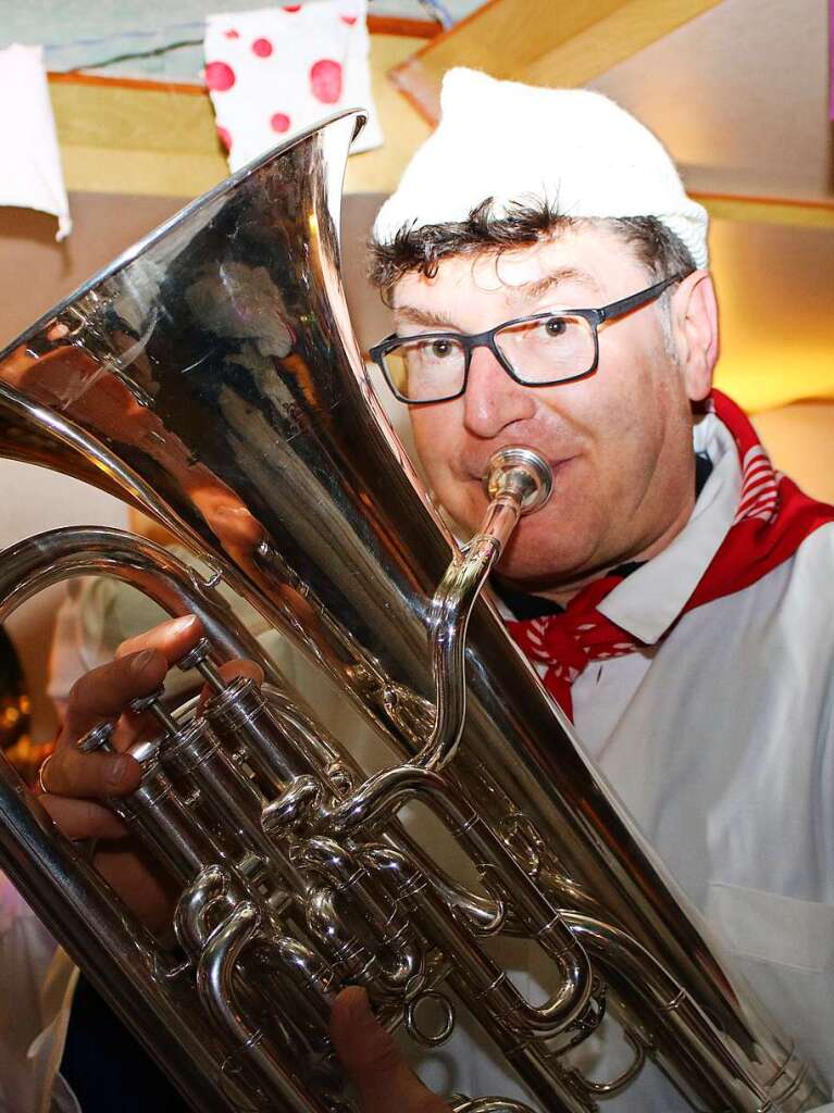 Die Wandermusikgruppen sorgen beim Hemdglunkerball in der Vorstadt fr Hochstimmung, egal wo sie hinkommen.