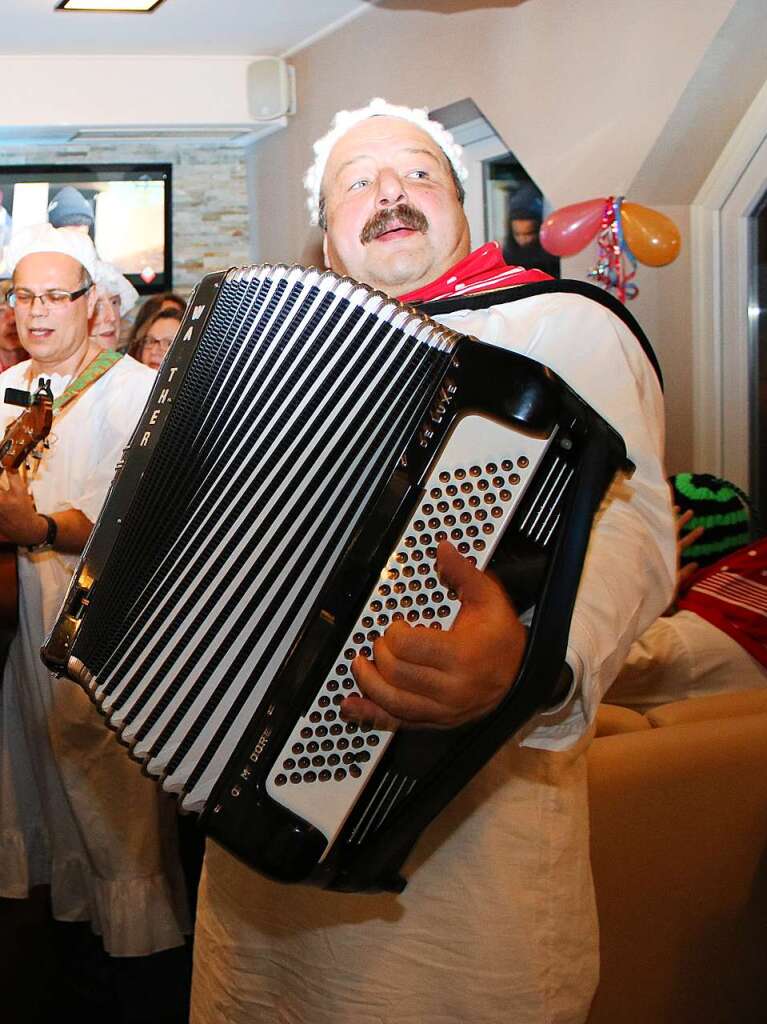 Die Wandermusikgruppen sorgen beim Hemdglunkerball in der Vorstadt fr Hochstimmung, egal wo sie hinkommen.