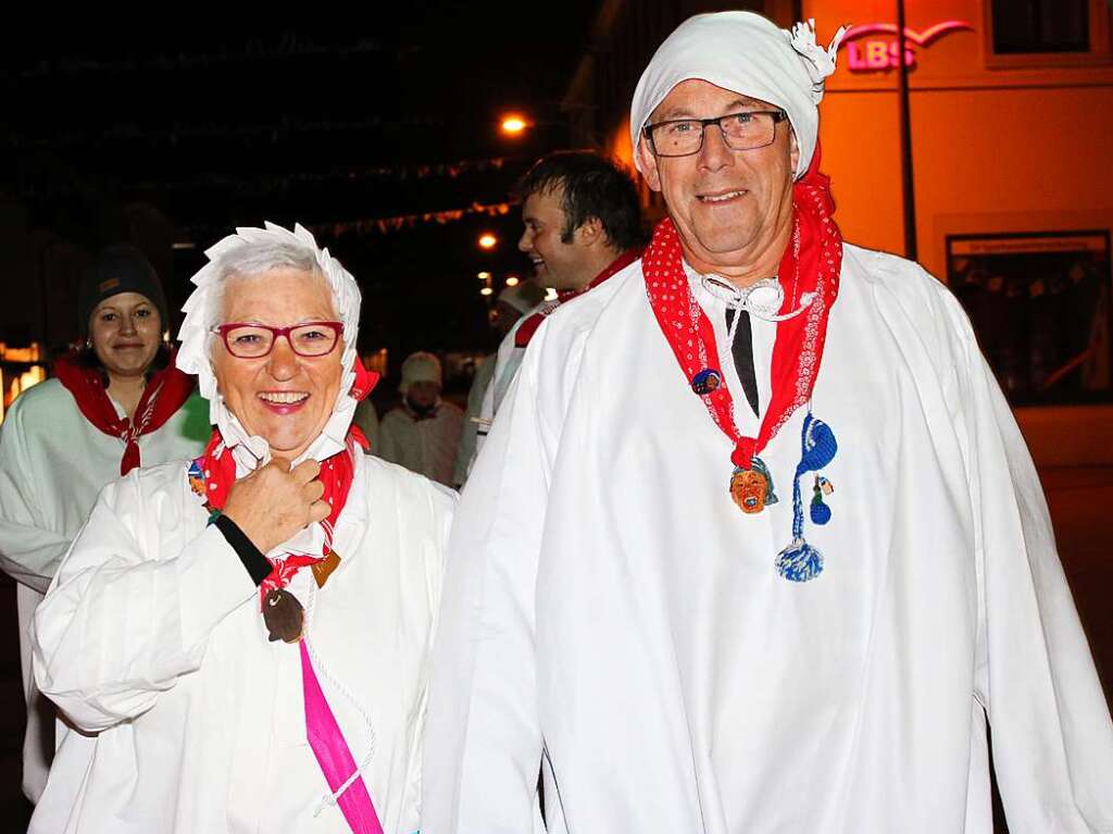 Sogar die Narrenfreunde Mireille und Michle aus Bains les Bains glunkerten beim Umzug und anschlieenden Ball mit.