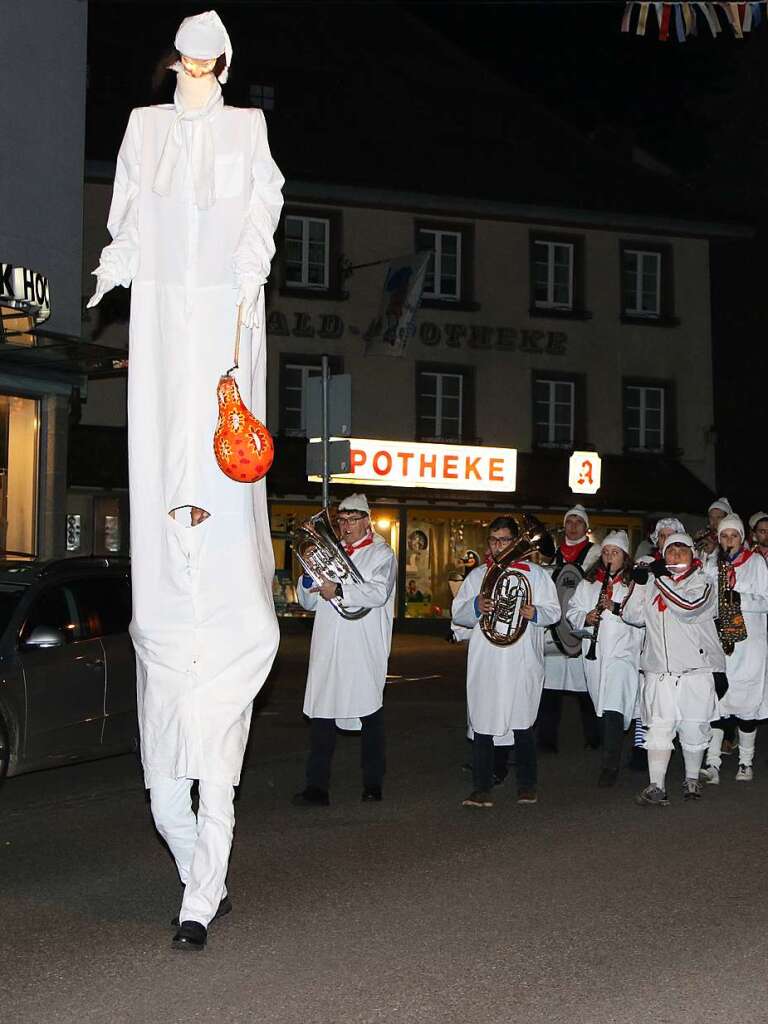 Angefhrt vom Lulatsch und der Stadtmusik zog ein bestens gelaunter, weier Lindwurm trotz Sturm im Hemdglunkerumzug vom alten Rindviehmarktplatz bis in die Vorstadt.