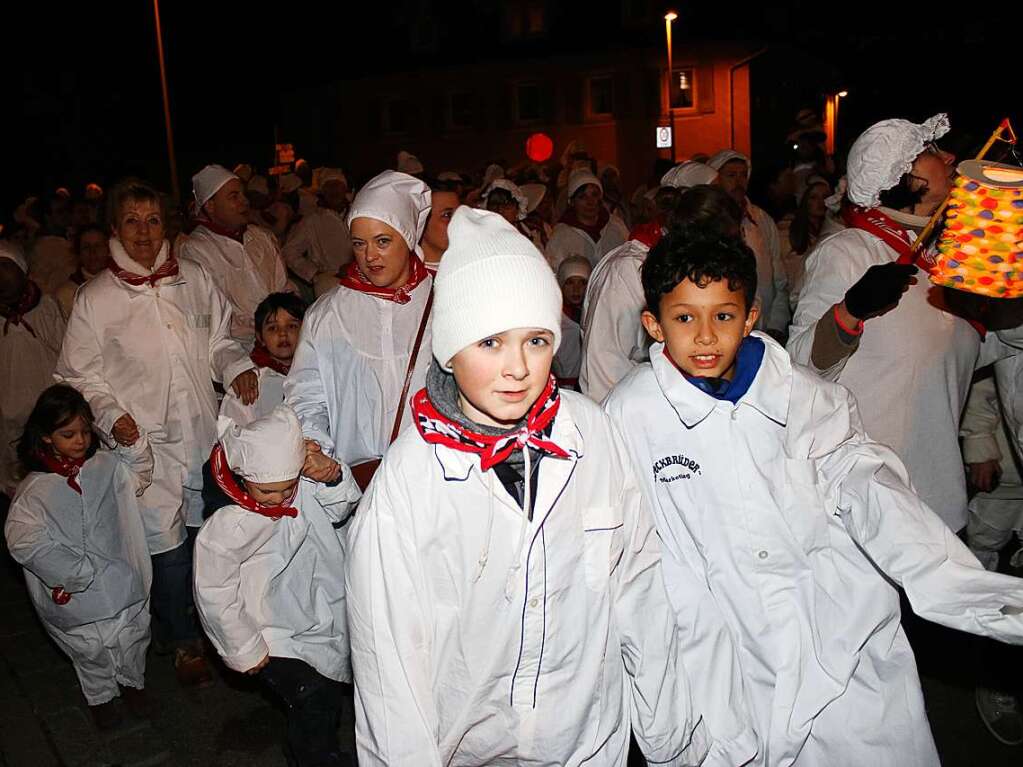 Gro und Klein vereinte sich im weien Nachthemd beim Hemdglunkerumzug. Dass so wenige Lampions zu sehen waren, war dem heftigen Sturm geschuldet.