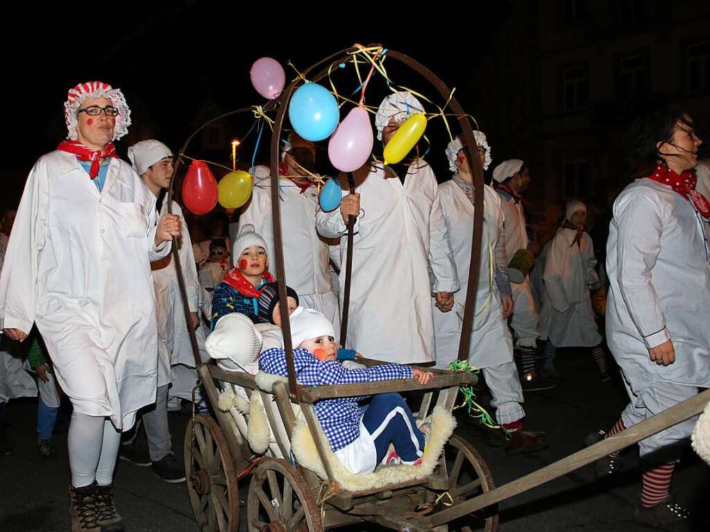 Gro und Klein vereinte sich im weien Nachthemd beim Hemdglunkerumzug. Dass so wenige Lampions zu sehen waren, war dem heftigen Sturm geschuldet.