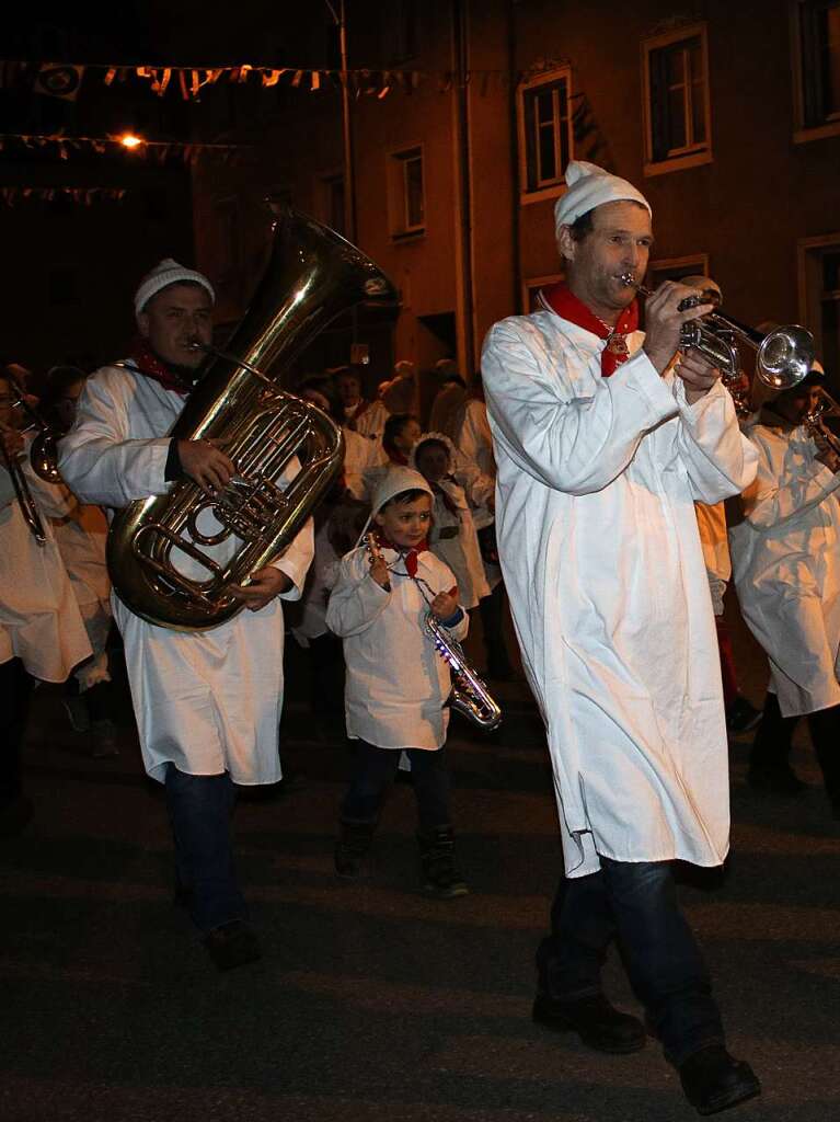 Angefhrt vom Lulatsch und der Stadtmusik zog ein bestens gelaunter, weier Lindwurm trotz Sturm im Hemdglunkerumzug vom alten Rindviehmarktplatz bis in die Vorstadt.