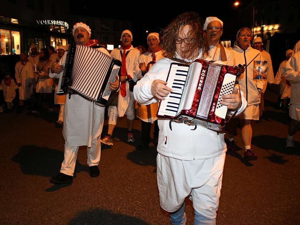 Diese ad-hoc zusammengewrfelte Musikergruppe sorgte auch in den hinteren Reihen des Hemdglunkerumzugs unentwegt fr den richtigen Ton.