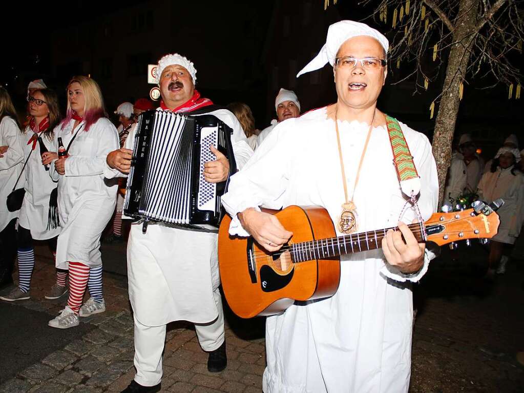 Diese ad-hoc zusammengewrfelte Musikergruppe sorgte auch in den hinteren Reihen des Hemdglunkerumzugs unentwegt fr den richtigen Ton.