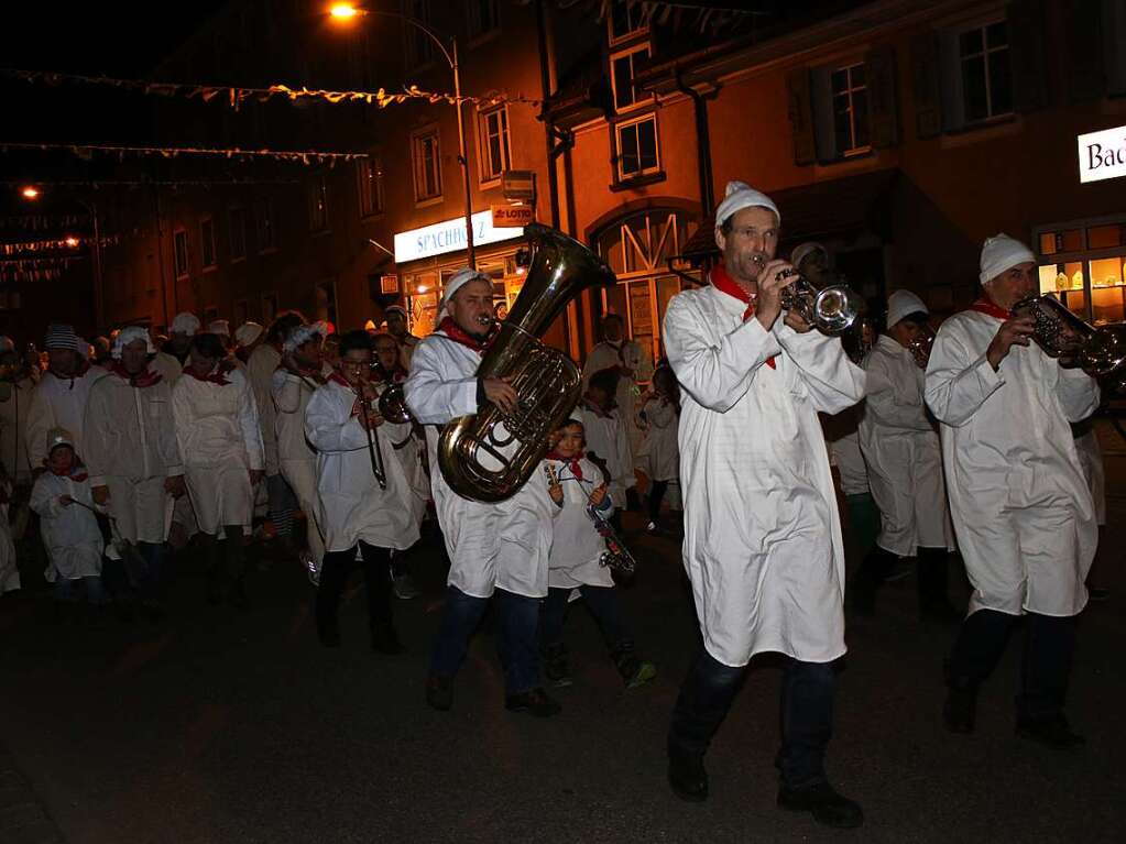 Angefhrt vom Lulatsch und der Stadtmusik zog ein bestens gelaunter, weier Lindwurm trotz Sturm im Hemdglunkerumzug vom alten Rindviehmarktplatz bis in die Vorstadt.