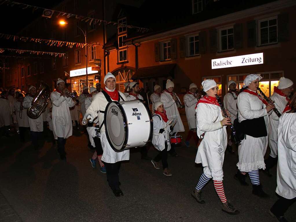 Angefhrt vom Lulatsch und der Stadtmusik zog ein bestens gelaunter, weier Lindwurm trotz Sturm im Hemdglunkerumzug vom alten Rindviehmarktplatz bis in die Vorstadt.