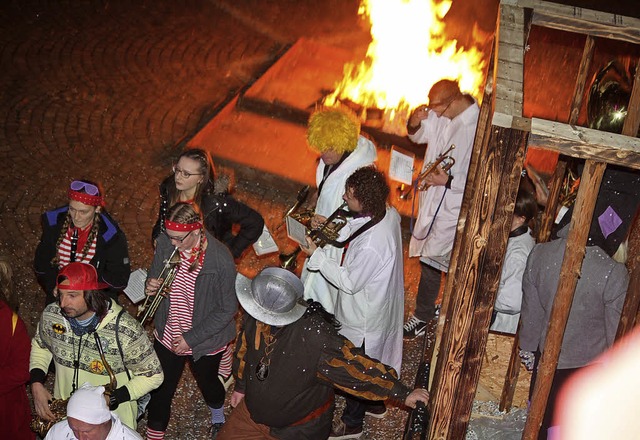 Narren beim Erstrmen des Rathauses in Herbolzheim.  | Foto: Werner Schnabl