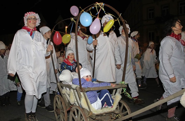 Gro und Klein vereinte sich im weien...ren war dem heftigen Sturm geschuldet.  | Foto: Martha Weishaar