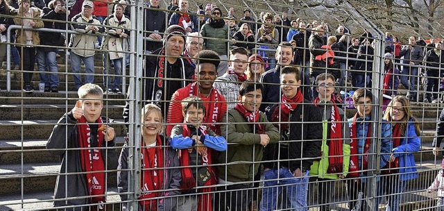 Das Spitzenspiel der Frauen-Bundesliga zog die Kinder in seinen Bann.  | Foto: Patrick Seeger