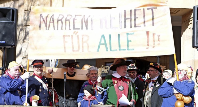 Zeremonienmeister Thomas Gantert hlt ...echts) steckt bereits im Schandbrett.   | Foto: Roger Mller