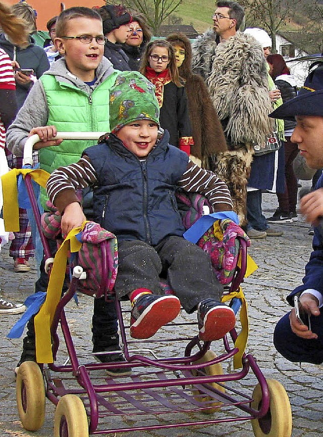 Vollgas: Auf dem Mnstertler Rathausplatz traten die Kinder immer zu zweit an.   | Foto: Manfred Lange