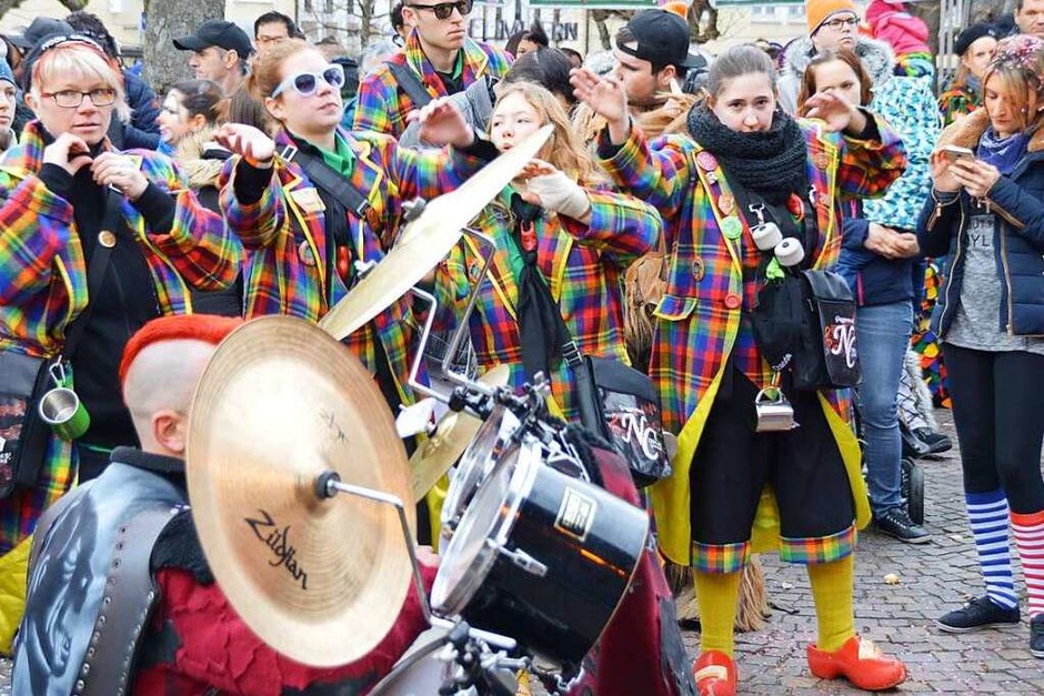 Die Guggenmusiken, die schräg aufspielen, tragen alle fantasievolle Namen. Die Organisatoren des Festivals, die Rhyfelder Gassemoggis und die Ohrequäler, sind nur ein Beispiel. Spaß an der Musik war das Thema fürs Narrenvolk. (Foto: Horatio Gollin) Die Guggenmusiken, die schräg aufspielen, tragen alle fantasievolle Namen. Die Organisatoren des Festivals, die Rhyfelder Gassemoggis und die Ohrequäler, sind nur ein Beispiel. Spaß an der Musik war das Thema fürs Narrenvolk. (Foto: Horatio Gollin)