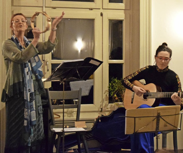 Orah Mendelberg (links) und Vittoria P...ahrdischen Liedern im Nellie Nashorn.   | Foto: Sandra Raith