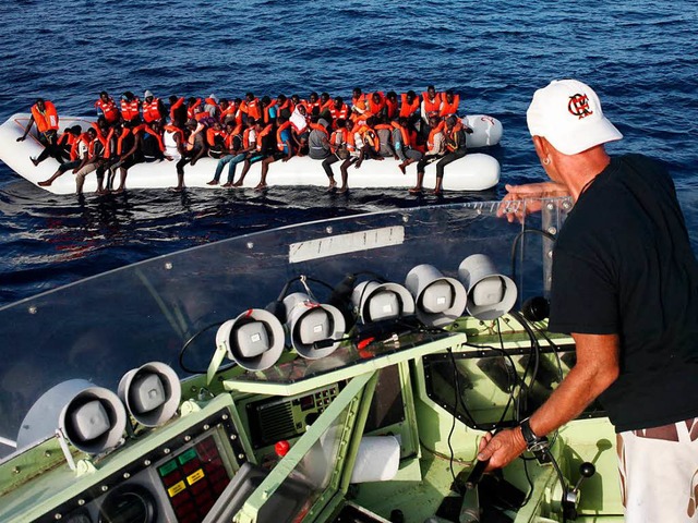 Der Kapitn der Minden steuert sein Sc...lt die Crew  die Flchtlinge an Bord.   | Foto: alexander stein