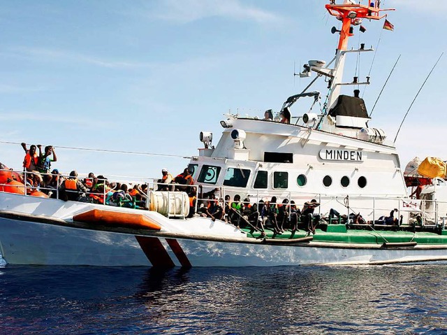 Der Seenotkreuzer Minden mit geretteten Schiffbrchigen an Bord  | Foto: -