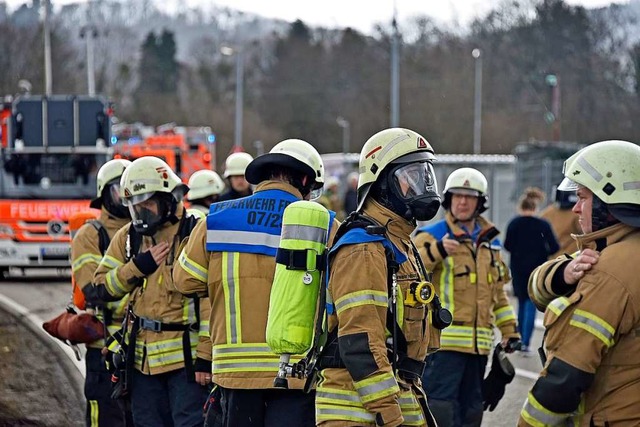 Sechs Feuerwehrleute sind bei dem Eins... worden, mindestens zwei davon schwer.  | Foto: Michael Bamberger
