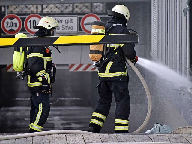 Feuerwehrleute whrend des Einsatz.  | Foto: Michael Bamberger