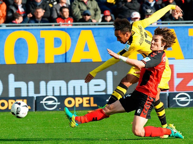 Keine Chance Aubameyang aufzuhalten: Dortmund gewinnt verdient.  | Foto: dpa