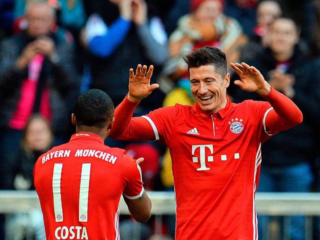 Dreierpack fr Lewandowski.  | Foto: dpa