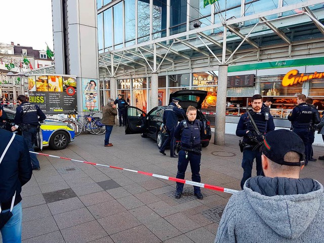 In der Heidelberger Innenstadt hat ein... mit einem Messer bewaffnet geflchtet  | Foto: dpa