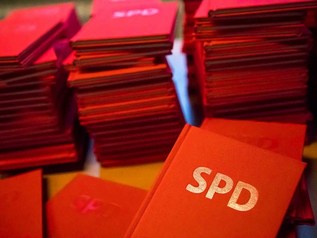 Der Kreisverband der SPD hat stapelweise neue Parteibcher bestellt.  | Foto: Michael Kappeler dpa