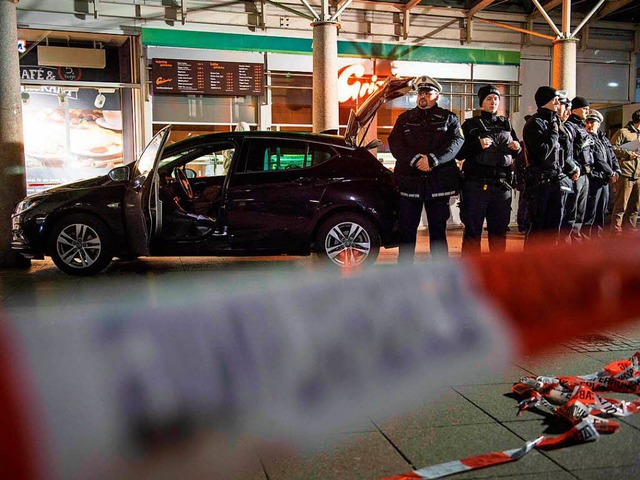 Ermittlungen am Tatort in der Heidelberger Innenstadt am Samstagabend  | Foto: AFP