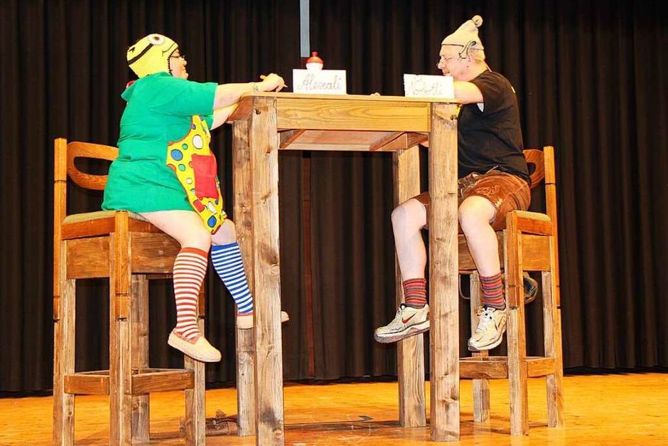 Circus Maximus in Riegel: Alexali und Norbertli haben sich bei ihren Hausausgaben einiges zu erzählen. (Foto: Helmut Hassler) Circus Maximus in Riegel: Alexali und Norbertli haben sich bei ihren Hausausgaben einiges zu erzählen. (Foto: Helmut Hassler)