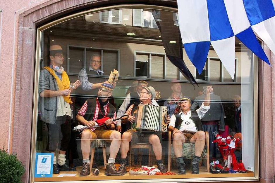 Hingucker: Im Schaufenster hatte diese Musikgruppe ihren Spaß - vor allem am irritierten zweiten Blick vieler Passanten. (Foto: Ruth Seitz) Hingucker: Im Schaufenster hatte diese Musikgruppe ihren Spaß - vor allem am irritierten zweiten Blick vieler Passanten. (Foto: Ruth Seitz)