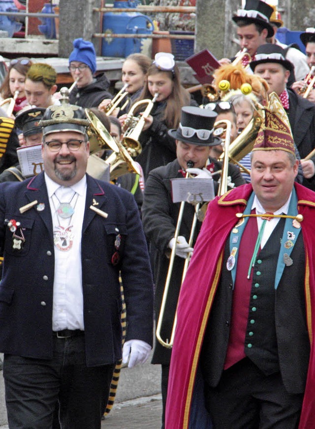 Narrenboss Michael Sutter (rechts) und...rten die Narren auf den Schllemarkt.   | Foto: Jrn Kerckhoff