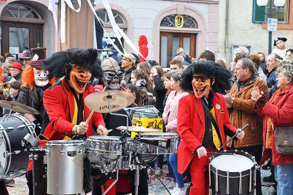40 Zünfte und Fasnachtscliquen zogen am Sonntag durchs Städtli und verwandelten Kandern in ein buntes Narrendorf. (Foto: Jutta Schütz) 40 Zünfte und Fasnachtscliquen zogen am Sonntag durchs Städtli und verwandelten Kandern in ein buntes Narrendorf. (Foto: Jutta Schütz)