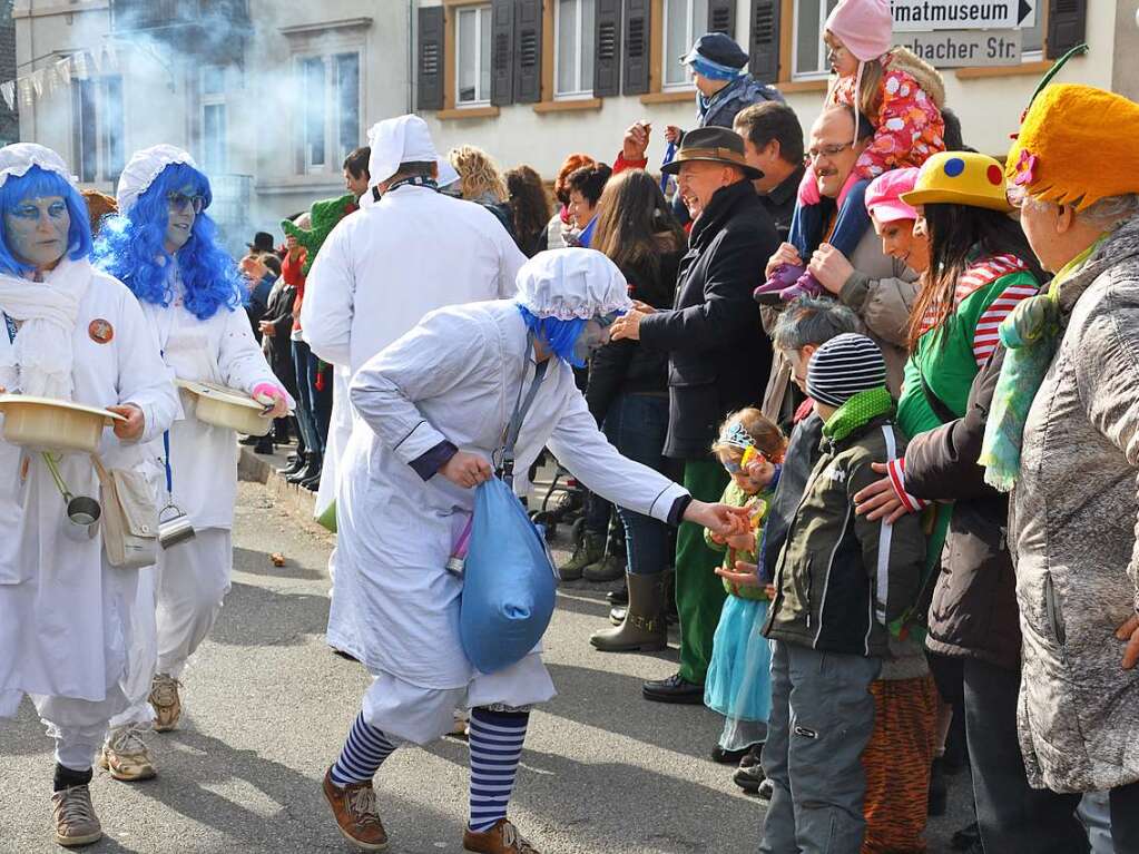 40 Znfte und Fasnachtscliquen zogen am Sonntag durchs Stdtli und verwandelten Kandern in ein buntes Narrendorf.