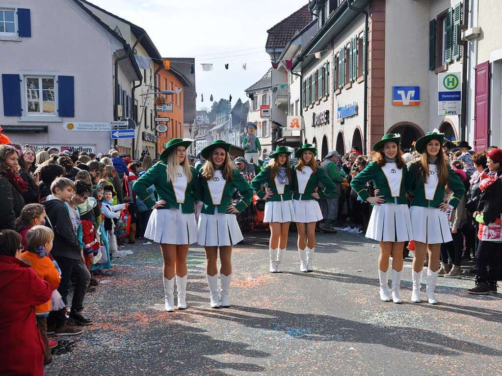 40 Znfte und Fasnachtscliquen zogen am Sonntag durchs Stdtli und verwandelten Kandern in ein buntes Narrendorf.