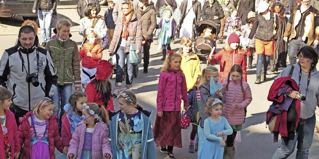 Umzug junger und lterer Narren durch Schliengen  | Foto: Jutta Schtz