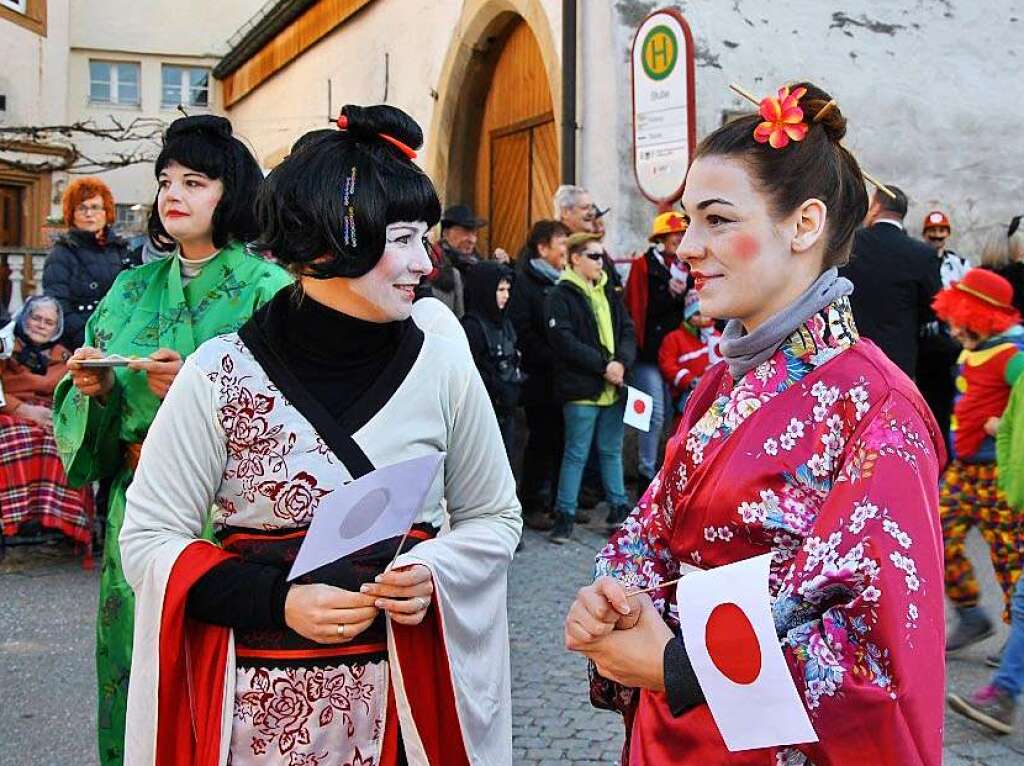 Als Japaner kam die Theatergruppe zum Umzug